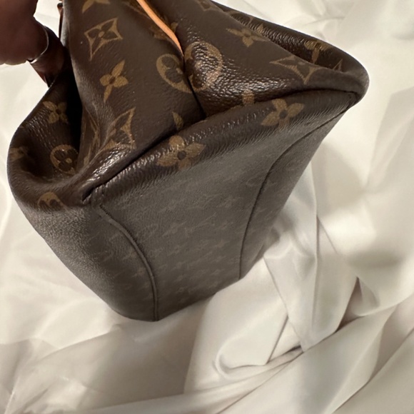 Louis Vuitton Rivoli MM - Picture 6 of 8